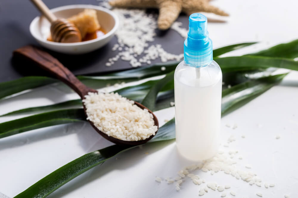 ¿El agua de arroz ayuda a alargar el cabello?